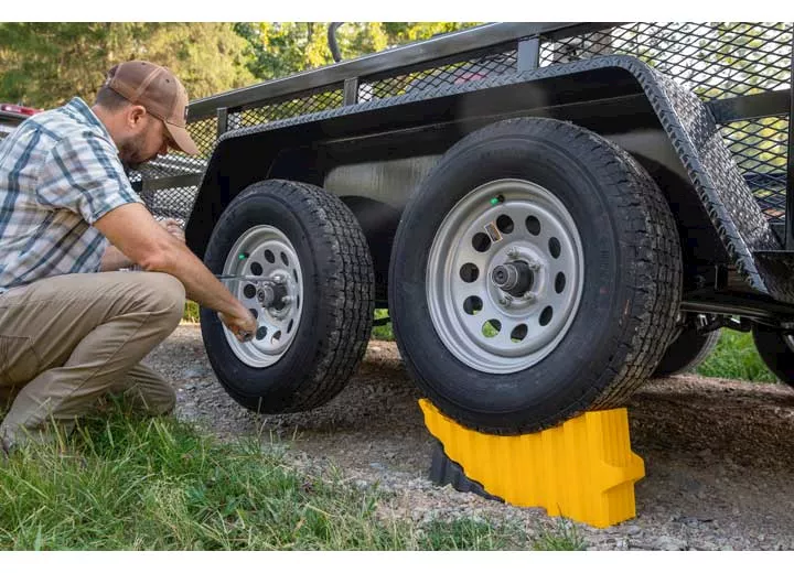 Camco Curved trailer aid, with chock and pad e/f